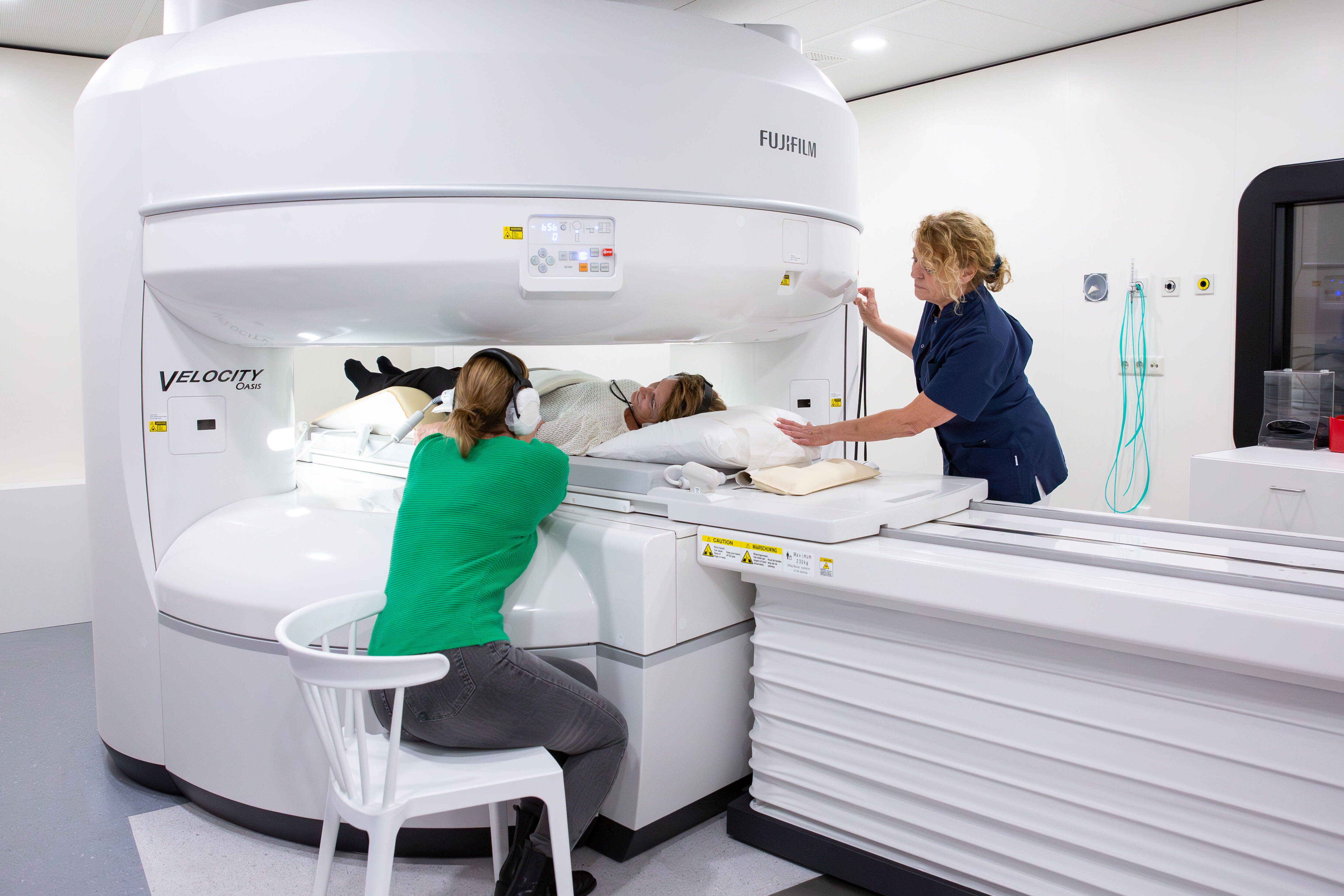 Help jij een claustrofobische patiënt met het MRI onderzoek?